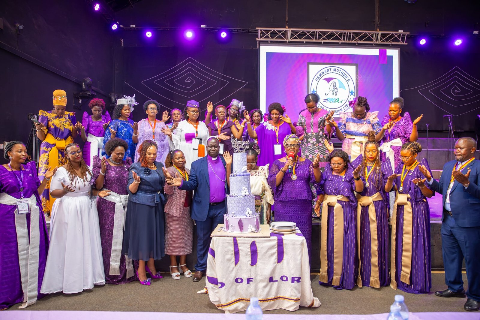 Cutting the cake ù launch celebration on stage